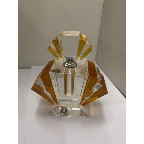 38 - THREE VINTAGE PERFUME BOTTLES TO INCLUDE ART DECO STYLE, ETC