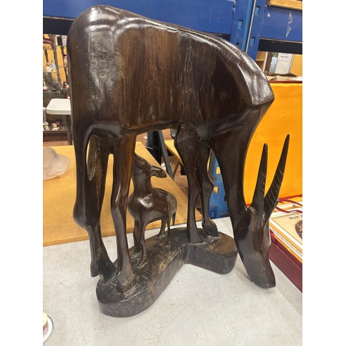 39 - A LARGE HARDWOOD CARVING OF A GAZELLE AND FAWN, HEIGHT 59CM, WIDTH 43CM