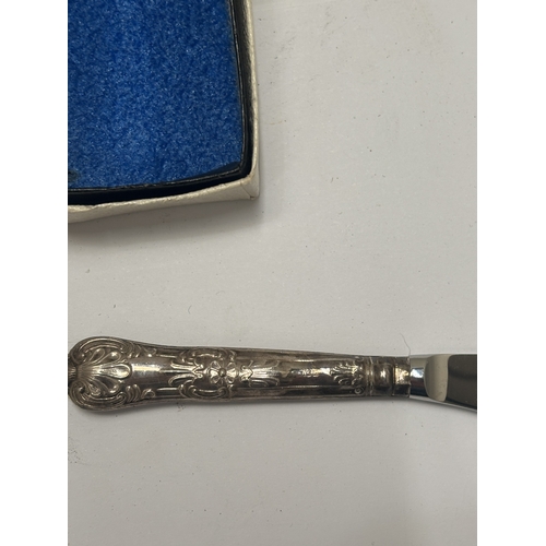 50 - FOUR PIECES OF SILVER TO INCLUDE A HALLMARKED KNIFE, GLASS SCENT BOTTLE WITH HALLMARKED LID AND GLAS... 