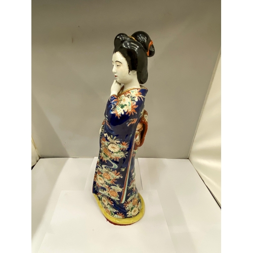 10 - A JAPANESE PORCELAIN FIGURE OF A BIJIN (GEISHA) - 45 cm