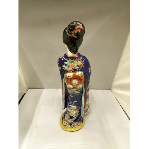 10 - A JAPANESE PORCELAIN FIGURE OF A BIJIN (GEISHA) - 45 cm
