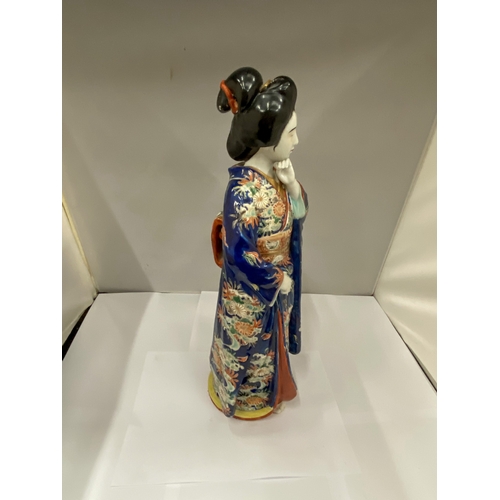 10 - A JAPANESE PORCELAIN FIGURE OF A BIJIN (GEISHA) - 45 cm