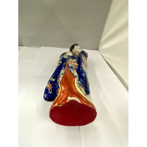 10 - A JAPANESE PORCELAIN FIGURE OF A BIJIN (GEISHA) - 45 cm