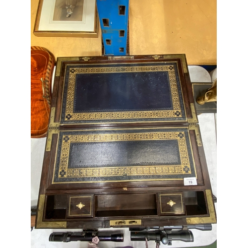 19 - AN ANTIQUE C1850 J BRAMAH WRITING SLOPE WITH BRASS-BOUND INLAY AND CORNERS WITH INTERIOR COMPARTMENT... 