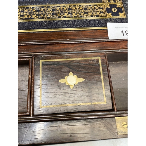 19 - AN ANTIQUE C1850 J BRAMAH WRITING SLOPE WITH BRASS-BOUND INLAY AND CORNERS WITH INTERIOR COMPARTMENT... 