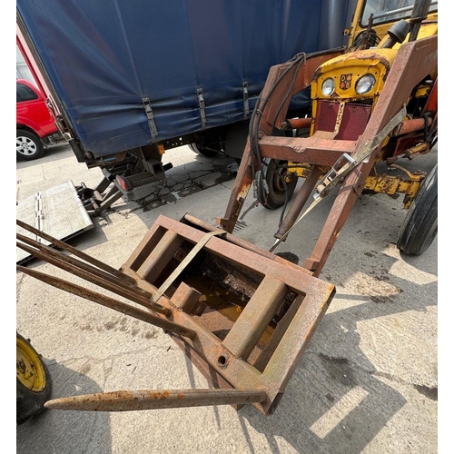 216 - DAVID BROWN 885 TRACTOR WITH LOADER BUCKET & FORKS HYDRAULIC BUCKET & FORKS PIPED FOR HYDRAULIC ATTA... 