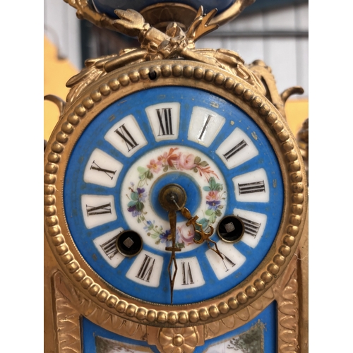 49 - AN ANTIQUE FRENCH CLOCK WITH PORCELAIN BODIED PANELS, WITH KEY AND PENDULUM, HEIGHT APPROX 42CM