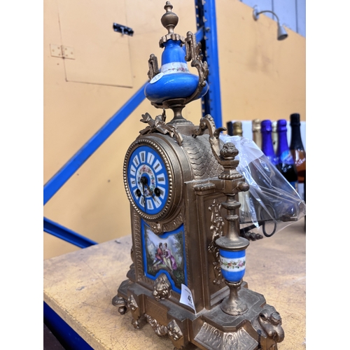 49 - AN ANTIQUE FRENCH CLOCK WITH PORCELAIN BODIED PANELS, WITH KEY AND PENDULUM, HEIGHT APPROX 42CM