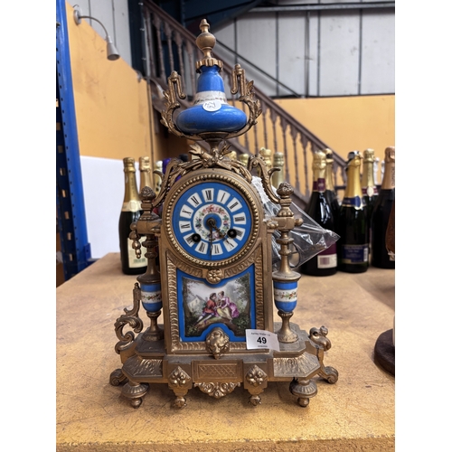 49 - AN ANTIQUE FRENCH CLOCK WITH PORCELAIN BODIED PANELS, WITH KEY AND PENDULUM, HEIGHT APPROX 42CM