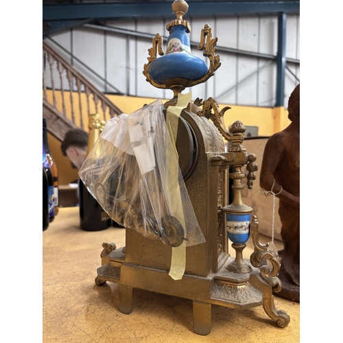 49 - AN ANTIQUE FRENCH CLOCK WITH PORCELAIN BODIED PANELS, WITH KEY AND PENDULUM, HEIGHT APPROX 42CM