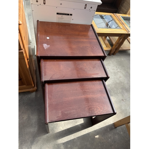 3113 - A RETRO MAHOGANY NEST OF THREE TABLES