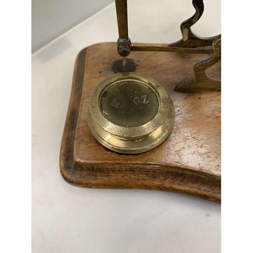 16 - A SET OF VINTAGE BRASS AND WOOD POST OFFICE SCALES WITH BRASS WEIGHTS