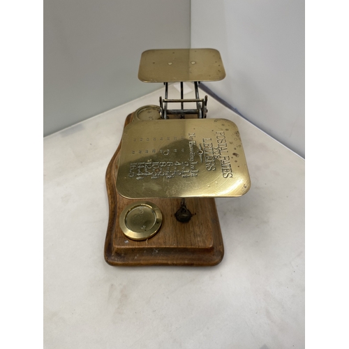 16 - A SET OF VINTAGE BRASS AND WOOD POST OFFICE SCALES WITH BRASS WEIGHTS