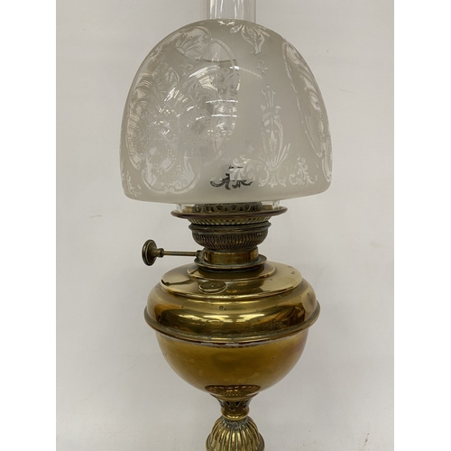 18 - A  VICTORIAN BRASS CORINTHIAN COLUMN OIL LAMP WITH A FROSTED GLASS SHADE WIH ETCHED DETAIL