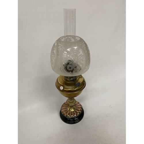 18 - A  VICTORIAN BRASS CORINTHIAN COLUMN OIL LAMP WITH A FROSTED GLASS SHADE WIH ETCHED DETAIL