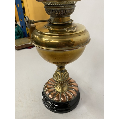 18 - A  VICTORIAN BRASS CORINTHIAN COLUMN OIL LAMP WITH A FROSTED GLASS SHADE WIH ETCHED DETAIL