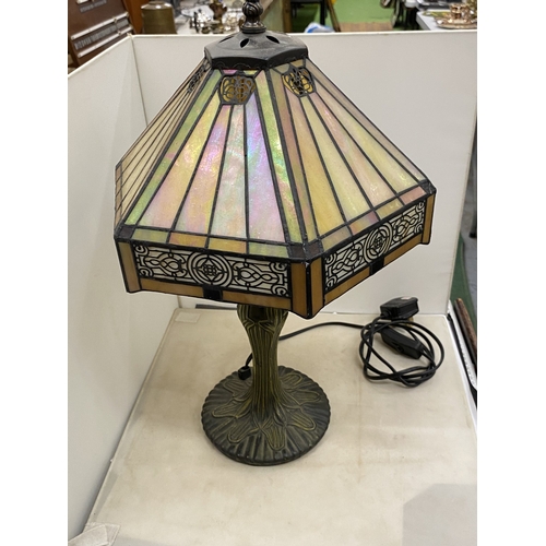 37 - A HEXAGON TIFFANY STYLE ART DECO TABLE LAMP TOGETHER WITH A SIMILAR FLOOR LAMP WITH GOOSENECK