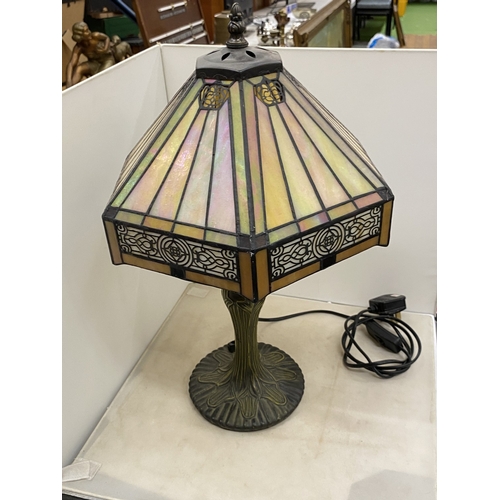 37 - A HEXAGON TIFFANY STYLE ART DECO TABLE LAMP TOGETHER WITH A SIMILAR FLOOR LAMP WITH GOOSENECK