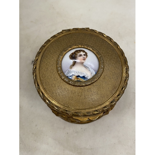 43 - A FRENCH STYLE ORMOLU JEWELLERY BOX FEATURING A MINIATURE PORCELAIN PORTRAIT ON THE LID