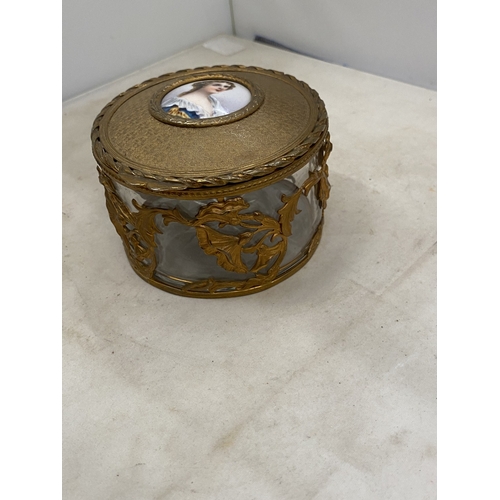 43 - A FRENCH STYLE ORMOLU JEWELLERY BOX FEATURING A MINIATURE PORCELAIN PORTRAIT ON THE LID