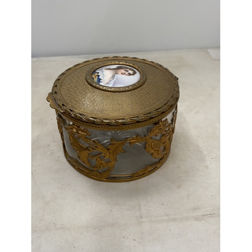 43 - A FRENCH STYLE ORMOLU JEWELLERY BOX FEATURING A MINIATURE PORCELAIN PORTRAIT ON THE LID