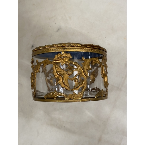 43 - A FRENCH STYLE ORMOLU JEWELLERY BOX FEATURING A MINIATURE PORCELAIN PORTRAIT ON THE LID