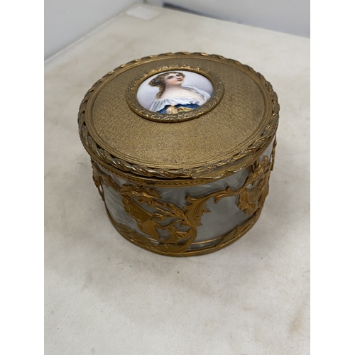 43 - A FRENCH STYLE ORMOLU JEWELLERY BOX FEATURING A MINIATURE PORCELAIN PORTRAIT ON THE LID