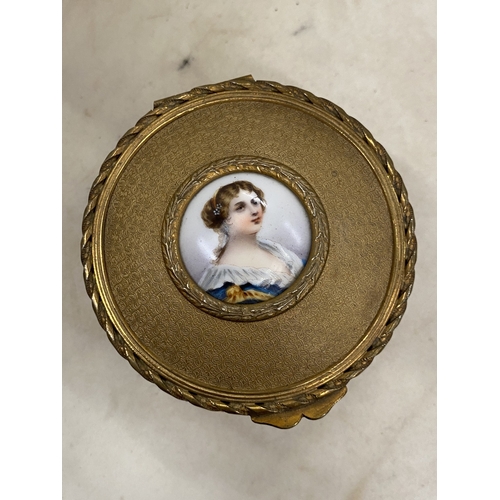 43 - A FRENCH STYLE ORMOLU JEWELLERY BOX FEATURING A MINIATURE PORCELAIN PORTRAIT ON THE LID