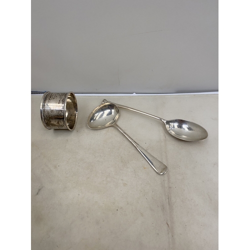 51 - THREE PIECES OF HALLMARKED SILVER TO INCLUDE A BIRMINGHAM NAPKIN RING AND TWO SHEFFIELD SPOONS