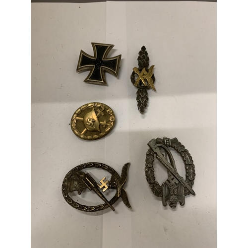 309 - A COLLECTION OF FIVE ASSORTED GERMAN WAR BADGES