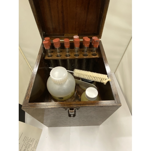 14 - A VINTAGE OAK CASED BARIUM SULPHATE SOIL TESTING OUTFIT