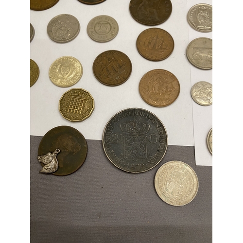18 - A COLLECTION OF COINS TO INCLUDE A SILVER QUEEN WILHELMINA 2½ GUILDERS DATED 1930, A QUEEN VICTORIA ... 