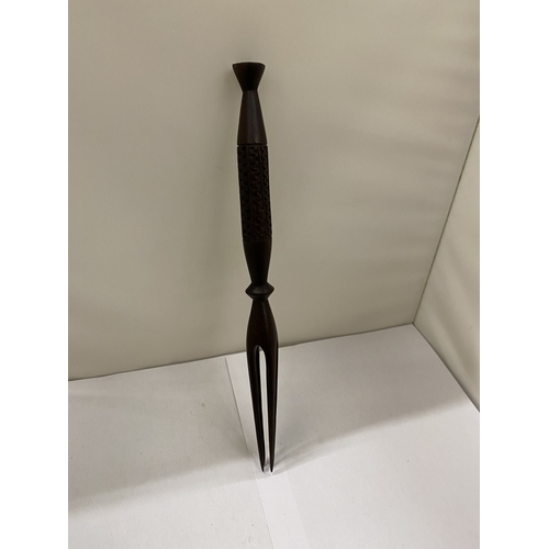 19 - A WOODEN CARVED FIJIIAN CANNIBAL FORK