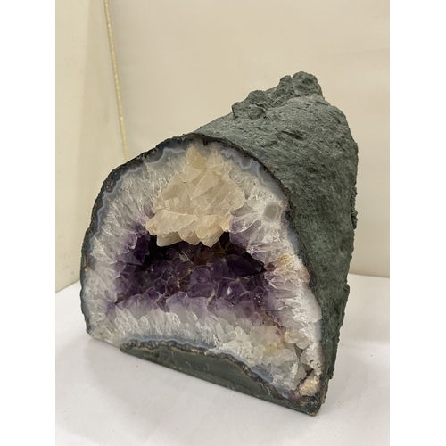 21 - AN EXTRA LARGE AMETHYST GEODE