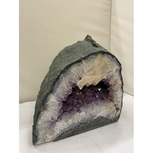 21 - AN EXTRA LARGE AMETHYST GEODE