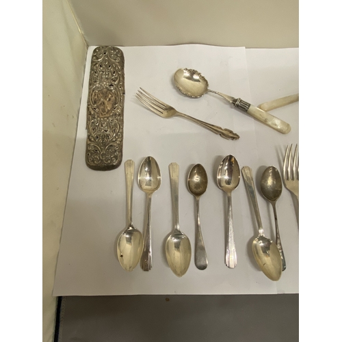 29 - A COLLECTION OF SILVER SPOONS, FORKS AND KNIVES WITH VARIOUS HALLMARKS, GROSS WEIGHT 263g