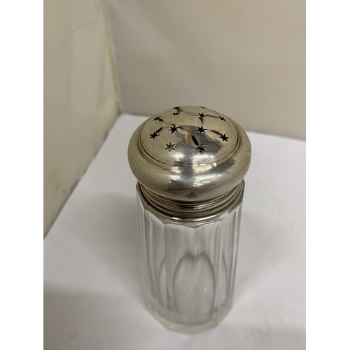 30 - A HALLMARKED BIRMINGHAM SILVER LIDDED SUGAR SIFTER