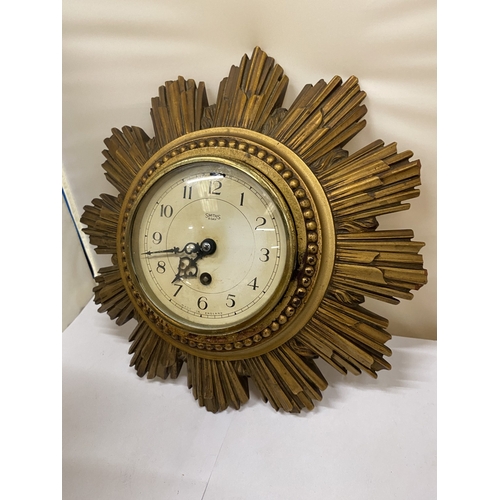 32 - A SMITHS GILT 8 DAY SUNBURST CLOCK, DIAMETER 30CM (KEY IN OFFICE)