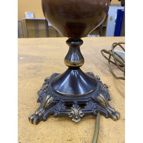 38 - A VINTAGE STYLE METAL AND WOODEN TABLE LAMP IN THE STYLE OF AN OIL LAMP WITH GLASS CHIMNEY AS THE SH... 