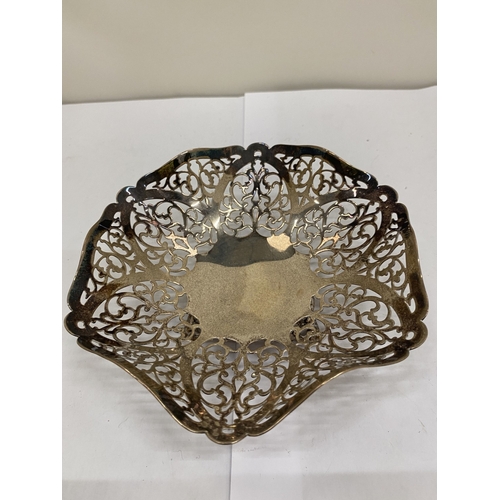 4 - A HALLMARKED BIRMINGHAM SILVER BON BON DISH WITH PIERCED DECORATION, WEIGHT 119g