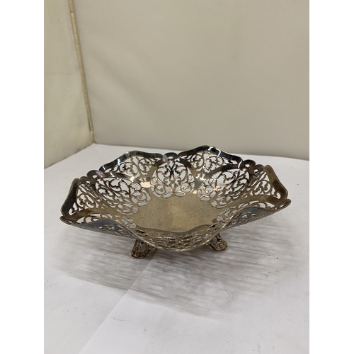 4 - A HALLMARKED BIRMINGHAM SILVER BON BON DISH WITH PIERCED DECORATION, WEIGHT 119g