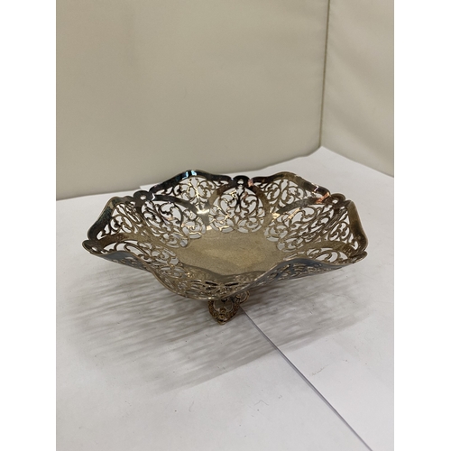 4 - A HALLMARKED BIRMINGHAM SILVER BON BON DISH WITH PIERCED DECORATION, WEIGHT 119g