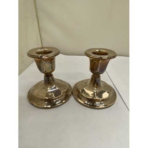 7 - A PAIR OF HALLMARKED CHESTER SILVER SNALL CANDLESTICKS WITH WEIGHTED BASES, GROSS WEIGHT 255g