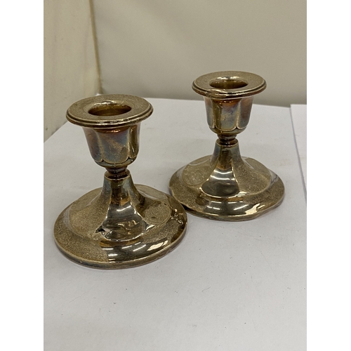 7 - A PAIR OF HALLMARKED CHESTER SILVER SNALL CANDLESTICKS WITH WEIGHTED BASES, GROSS WEIGHT 255g