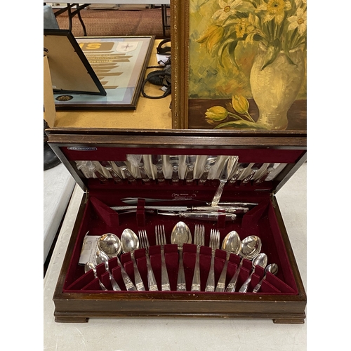 9 - A VINTAGE ELKINGTON CANTEEN OF CUTLERY IN A FITTED BURR WALNUT BOX