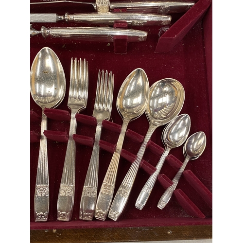 9 - A VINTAGE ELKINGTON CANTEEN OF CUTLERY IN A FITTED BURR WALNUT BOX
