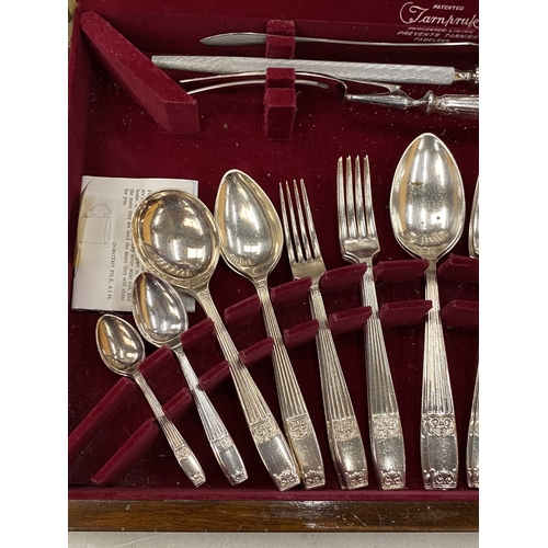 9 - A VINTAGE ELKINGTON CANTEEN OF CUTLERY IN A FITTED BURR WALNUT BOX