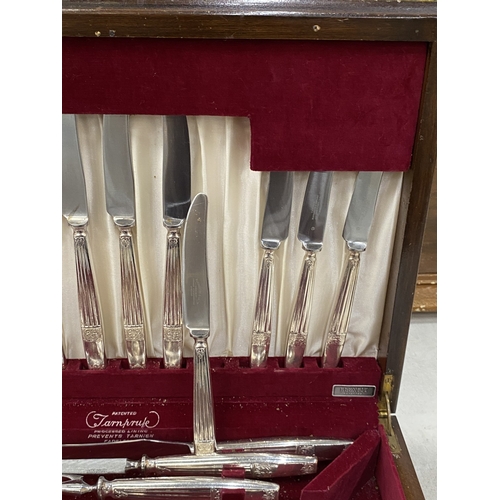 9 - A VINTAGE ELKINGTON CANTEEN OF CUTLERY IN A FITTED BURR WALNUT BOX