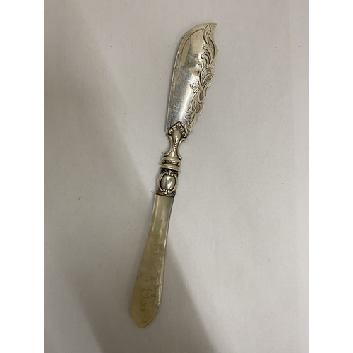 41 - A VICTORIAN HALLMARKED SHEFFIELD SILVER BUTTER KNIFE
