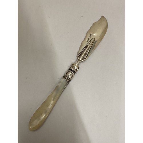 41 - A VICTORIAN HALLMARKED SHEFFIELD SILVER BUTTER KNIFE